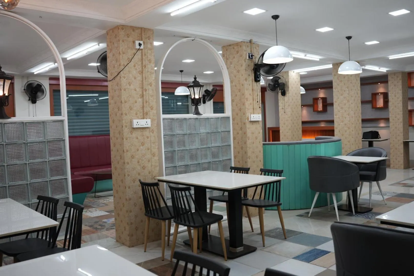 ** Hotel Benzy Tourist Home Ponnāni India
